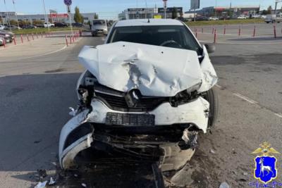 В Самаре водитель Renault попал в больницу после ДТП с Haval - появились подробности