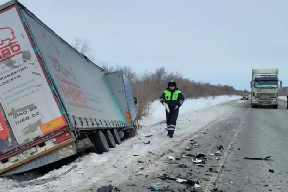 18 февраля двое погибли в легковушке, смятой фурой в Самарской области