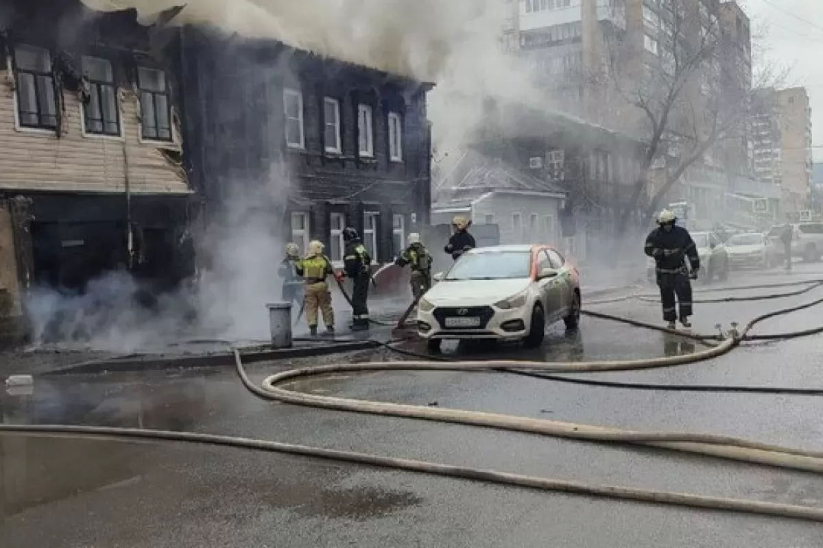 В центре Самары горел двухэтажный жилой дом на улице Рабочей №94 днем 7 апреля