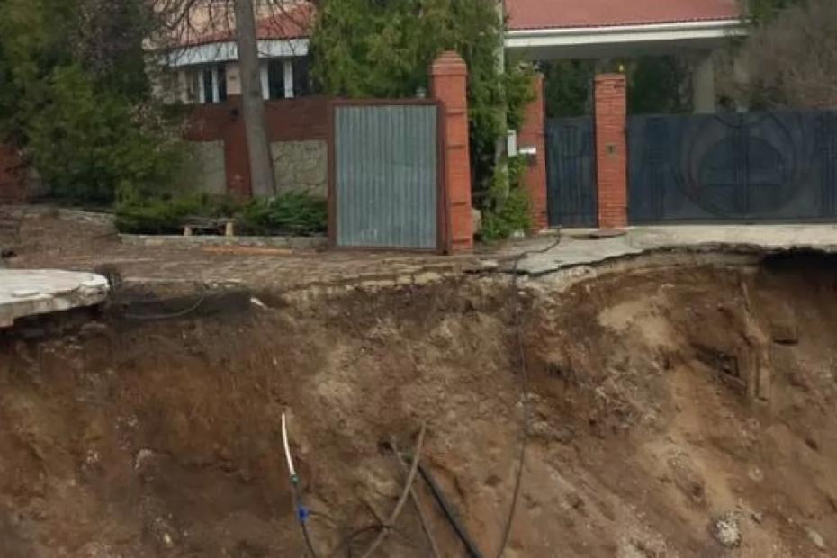 Оползень на ул. Зауральской Красноглинского района Самары остановился 12 апреля