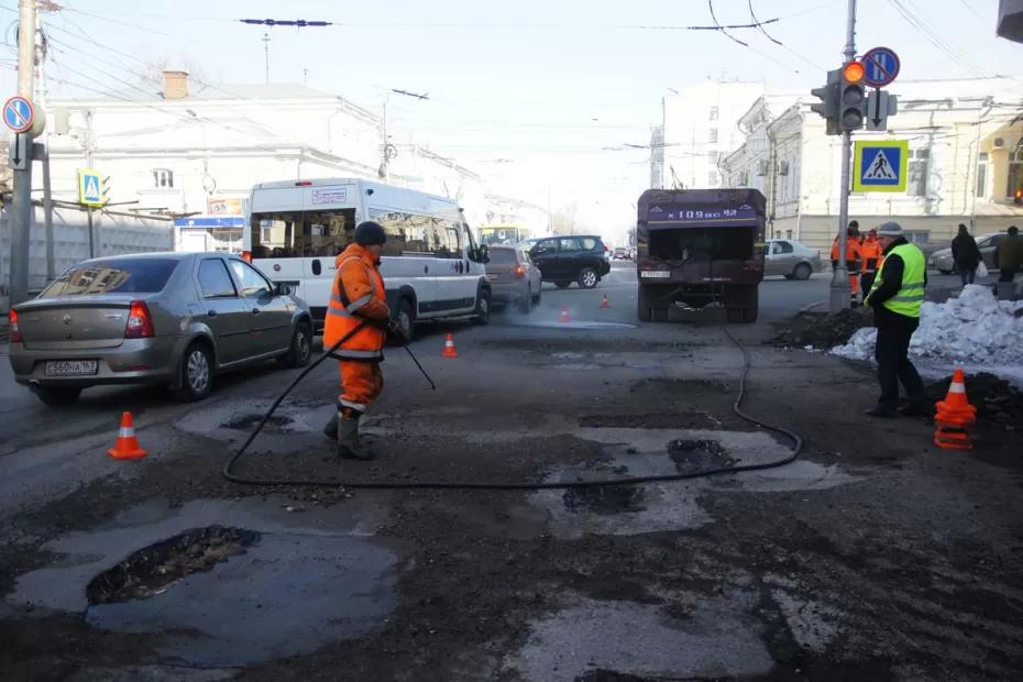 На улице Алма-Атинской в Самаре начали срезать асфальт