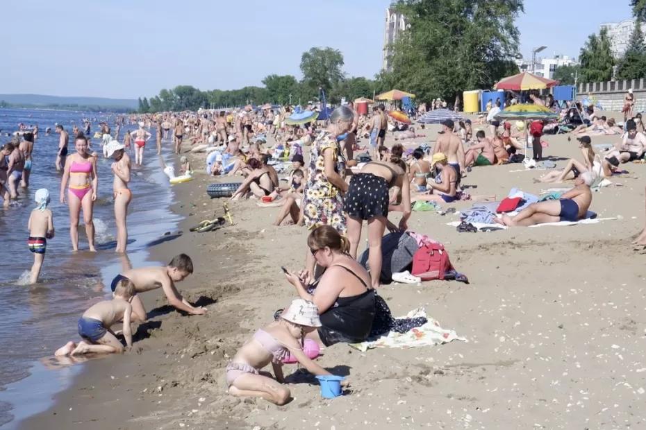 Жители Самары массово отправились на пляжи в +40 °C