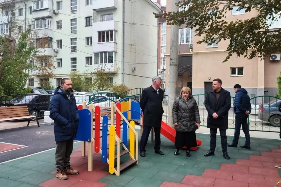 Осеннее преображение: в Ленинском районе сезон благоустройства дворов подходит к завершению