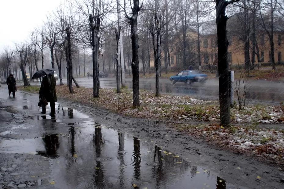 Мощный циклон вторгся в Центральную Россию: синоптики резко изменили прогноз