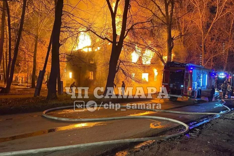 В Самаре за ночь потушили два пожара в заброшенных домах