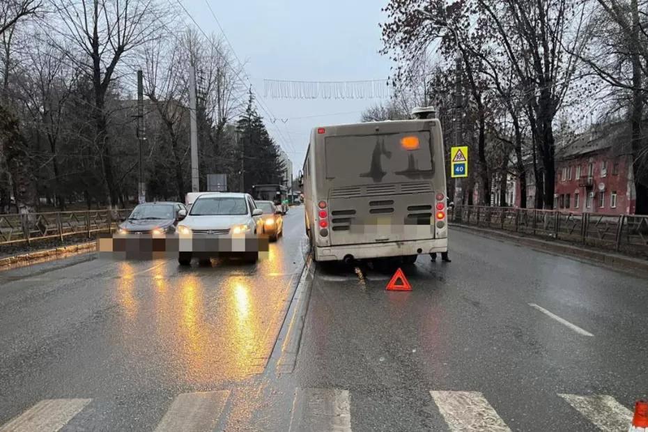 В Самаре автобус № 41 на зебре сбил пешехода в 7:40 утра 23 ноября