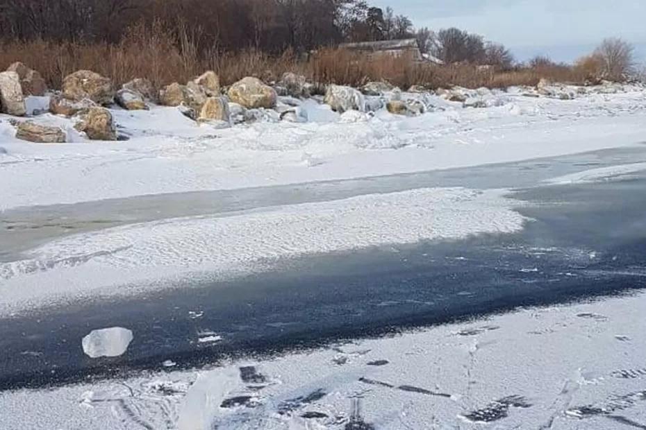 В Самаре на Волге приостановили зимнюю переправу из-за тонкого льда