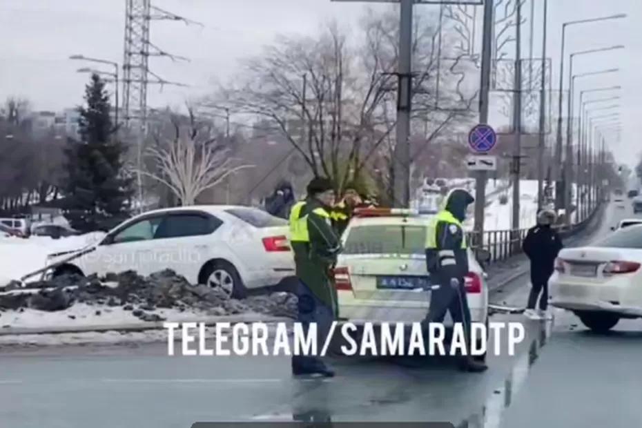 В Самаре на ул. Ново-Садовой иномарка вылетела с дороги 10 января