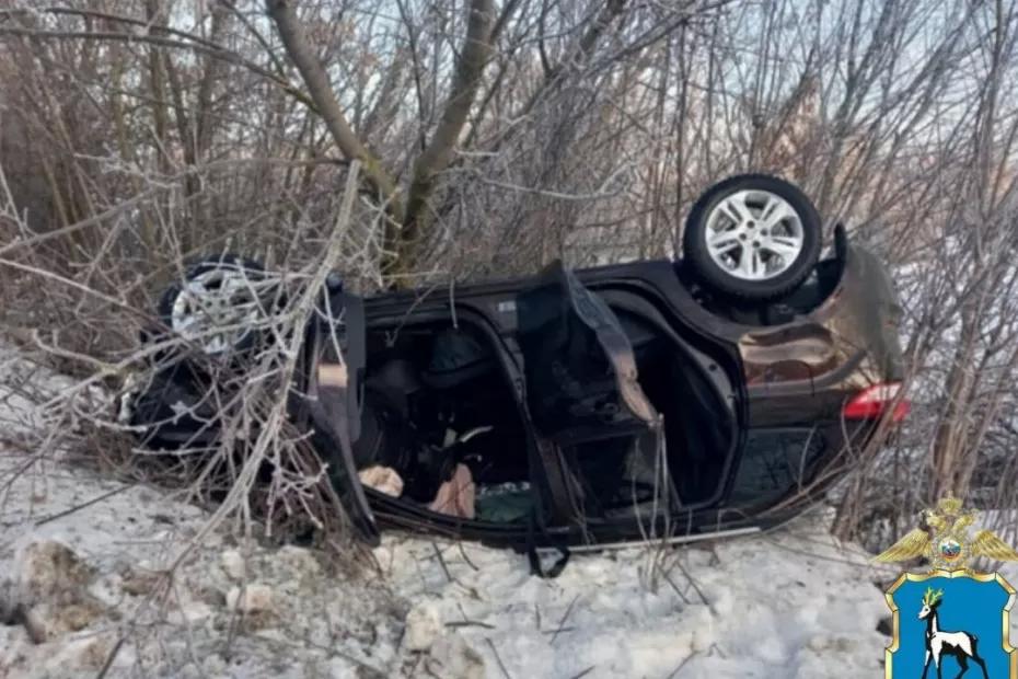 LADA вылетела в кювет и опрокинулась на трассе Самара - Хрящевка утром 10 января