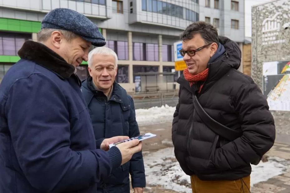 Архитектор Дмитрий Храмов подарил мэру Самары книгу сказок про шишиг-летунов