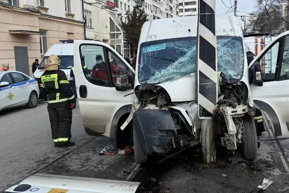 Пять человек пострадали в серьезном ДТП с маршруткой и столбом  в центре Самары