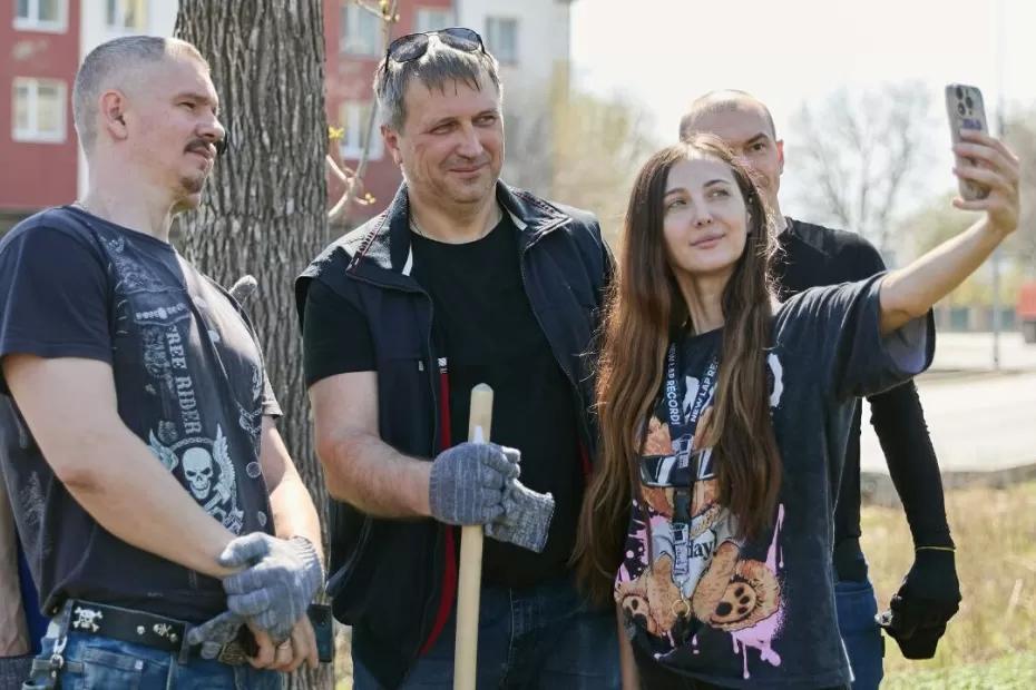 Мэр Самары Носков приехал на субботник 19 апреля на мотоцикле «Harley-Davidson» Мэр Самары Носков приехал на субботник 19 апреля на мотоцикле «Harley-Davidson»