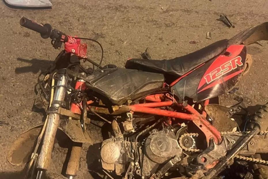 В Самаре 12-летний подросток на питбайке влетел в китайскую иномарку Geely В Самаре 12-летний подросток на питбайке влетел в китайскую иномарку Geely
