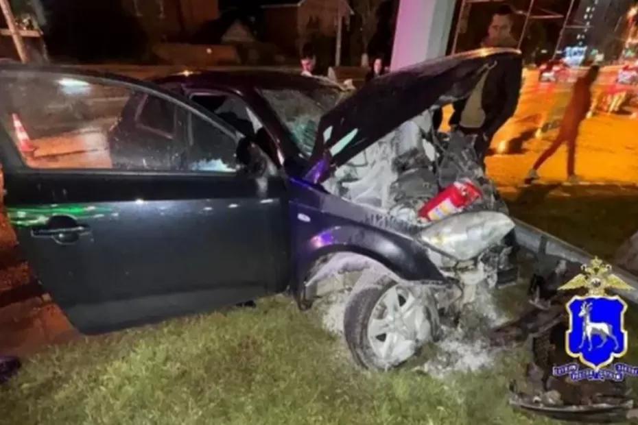У Ботанического сада в Самаре 19-летний водитель на Kia Ceed врезался в столб У Ботанического сада в Самаре 19-летний водитель на Kia Ceed врезался в столб