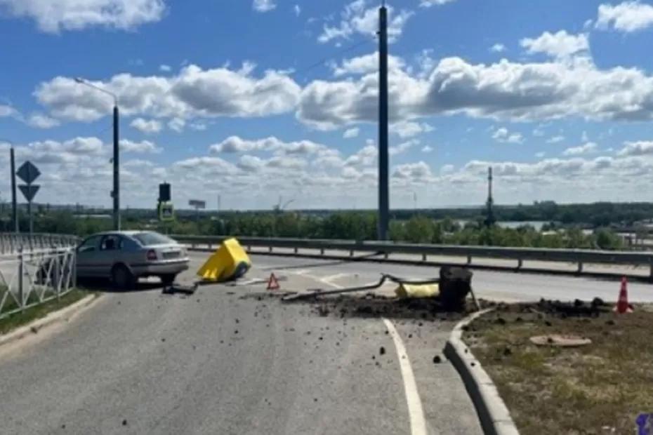 В Самаре 85-летний водитель на Skoda Octavia «атаковал» дорожный знак В Самаре 85-летний водитель на Skoda Octavia «атаковал» дорожный знак
