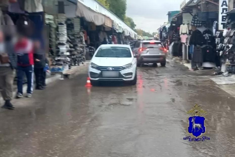 Водитель «Лада Веста» сбил 20-летнюю девушку на рынке в Самаре