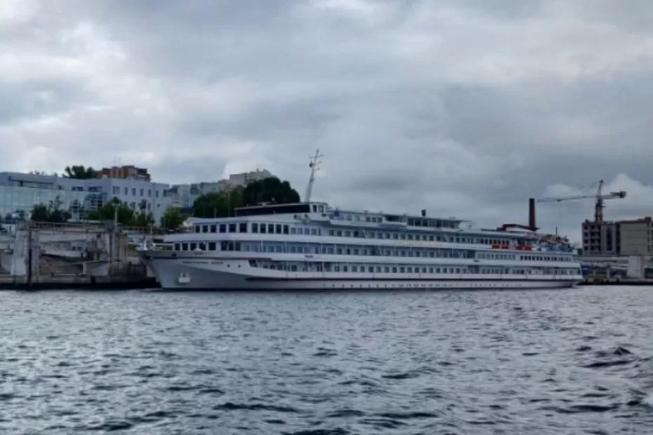 Круизный лайнер В. Жириновский прошел Самару по пути в Питер: его сняли на фото