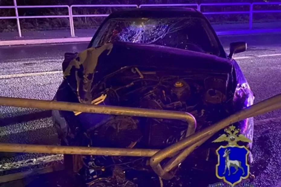 17 октября в Самаре 27-летняя водитель Audi 80 врезалась в опору и ограждение