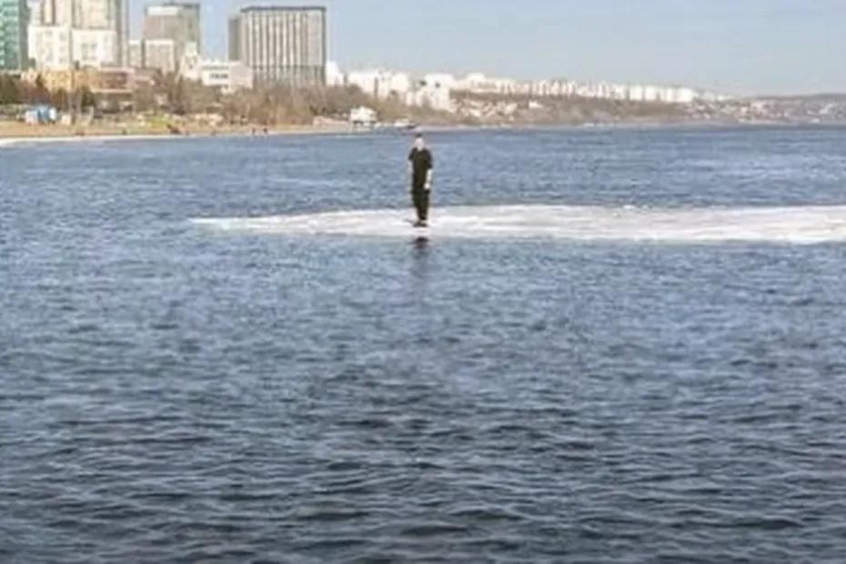 В Самаре спасли молодого человека с дрейфующей льдины на Волге