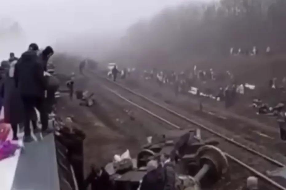 В соседней от Самары области семь вагонов пассажирского поезда сошли с рельсов