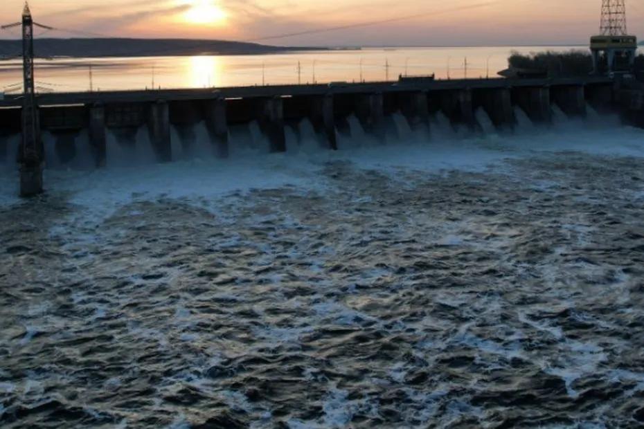 Последствия пиковых сбросов воды через ГЭС под Самарой сняли на фото