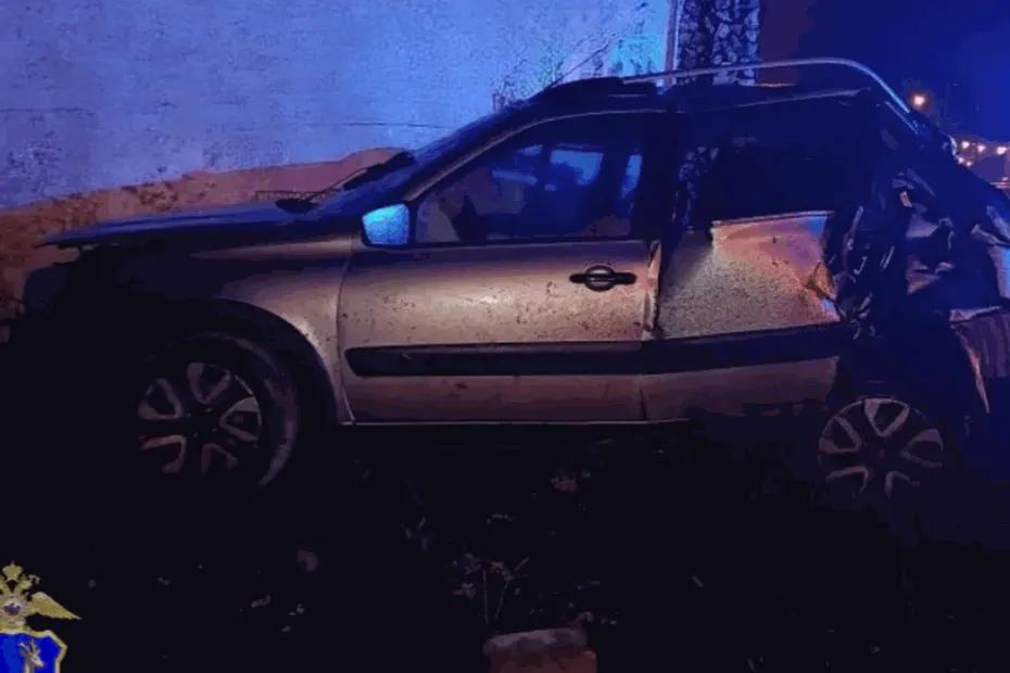 В Самарской области Lada Granta вылетела на обочину и врезалась в здание