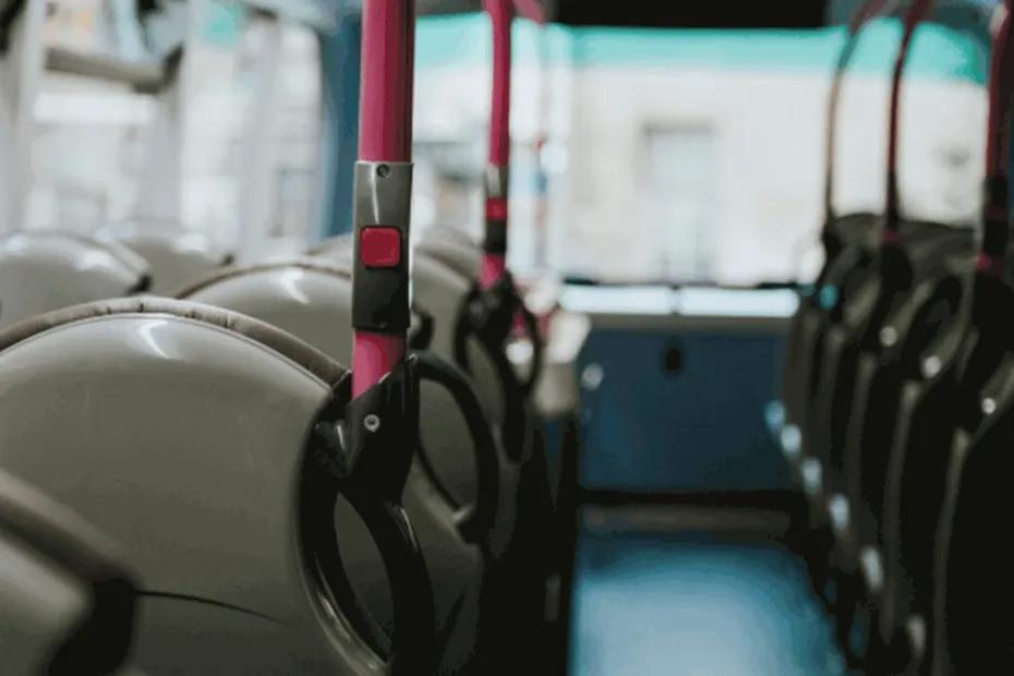 Пассажирка упала с кресла во время движения автобуса в самарском Тольятти