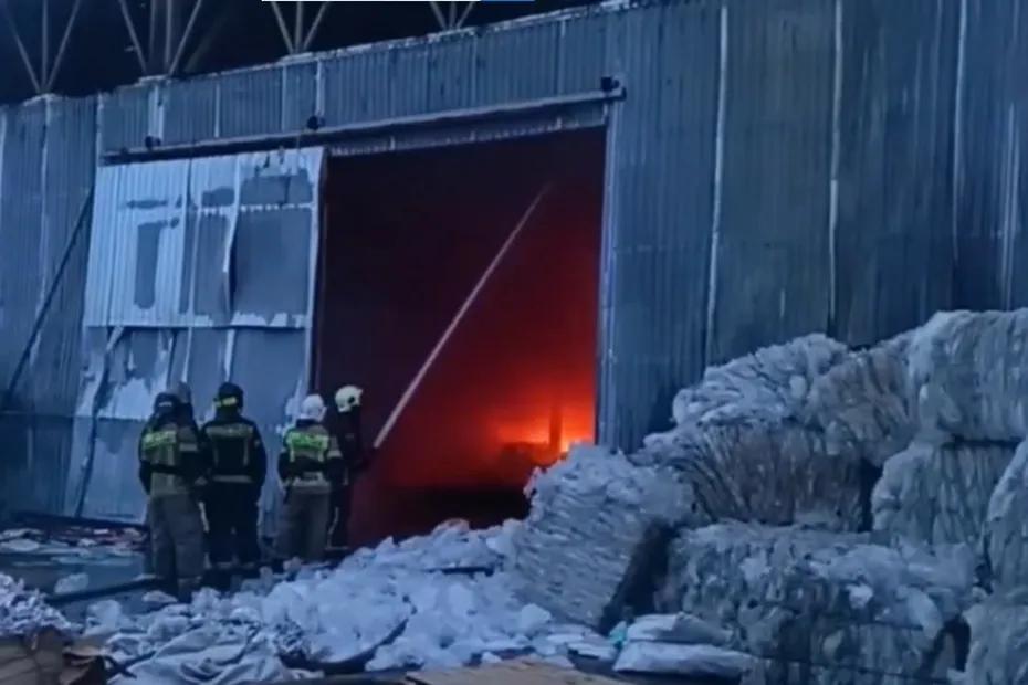 Пожар в ангаре на улице Товарной в Самаре локализовали вечером 15 мая