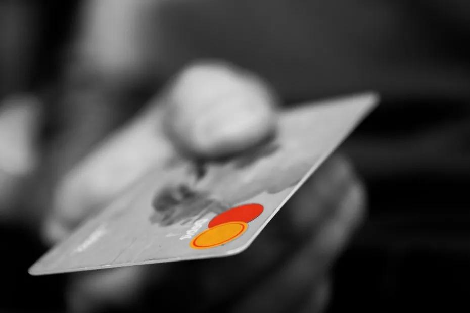 Самарца подозревают в передаче банковской карты другому лицу за 30 тысяч рублей