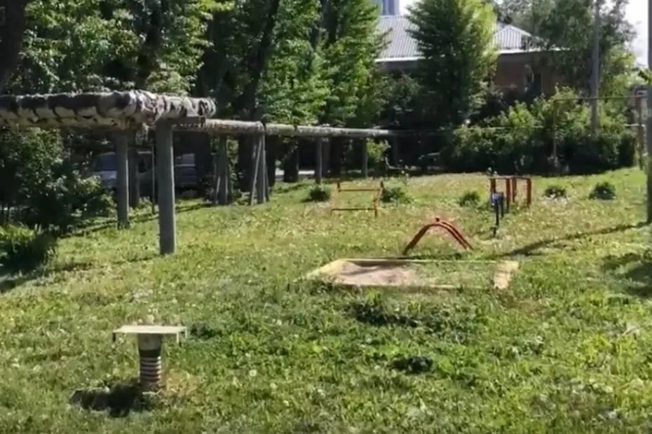 В Самаре демонтировали опасную детскую площадку на Луначарского