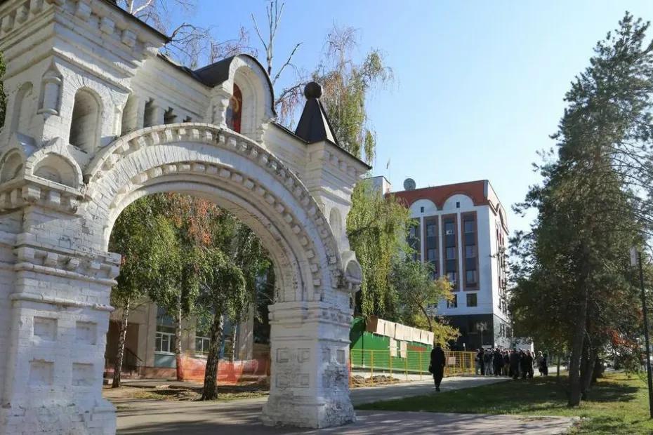 При ремонте Монастырских ворот скрыли историческую кладку под штукатуркой