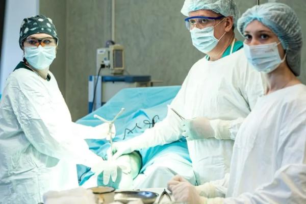 В Клиниках СамГМУ успешно прооперировали пациента с разрушением костной ткани