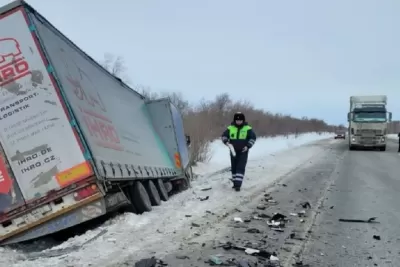 18 февраля двое погибли в легковушке, смятой фурой в Самарской области