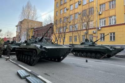 На ул. Молодогвардейской в Самаре выставили военную технику 3 мая 2024 года