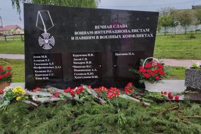 В селе Елховка Самарской области торжественно открыли мемориальный монумент в честь земляков-героев, погибших при защите Отечества в военных конфликтах