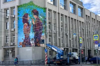 В центре Самары угол здания украсило новое граффити с двумя влюбленными