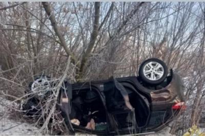 LADA XRAY вылетела 10 января в кювет и опрокинулась на трассе Самара - Хрящевка