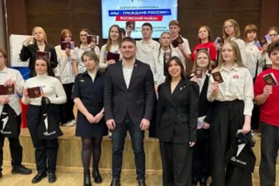 В Самарской области сотрудники полиции совместно с представителями «Движение Первых» приняли участие в акции «Мы - граждане России»