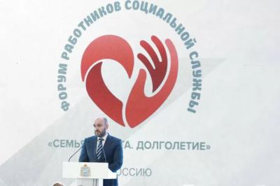 В преддверии Дня социального работника Вячеслав Федорищев вручил региональные награды лучшим сотрудникам отрасли