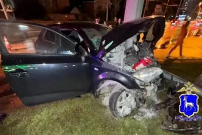 У Ботанического сада в Самаре 19-летний водитель на Kia Ceed врезался в столб