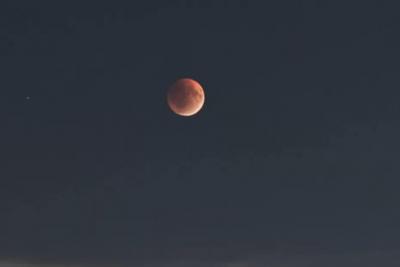 Самарцы сняли на фото уникальное лунное затмение 7 сентября