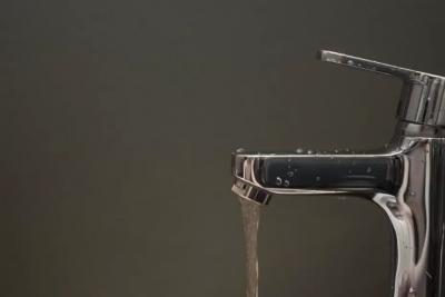 Жители Куйбышевского района Самары уже несколько месяцев не могут пользоваться чистой водой. Из крана течет коричневая жидкость