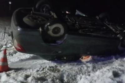 Под Самарой сняли кадры ДТП с перевернувшейся на крышу Lada Granta