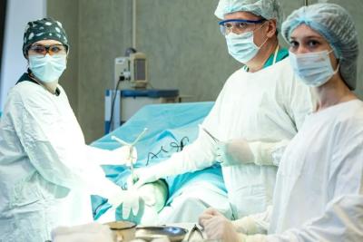 В Клиниках СамГМУ успешно прооперировали пациента с разрушением костной ткани