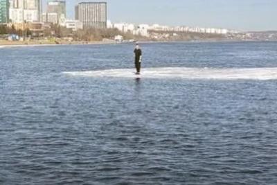 В Самаре спасли молодого человека с дрейфующей льдины на Волге