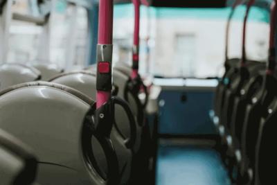 Пассажирка упала с кресла во время движения автобуса в самарском Тольятти