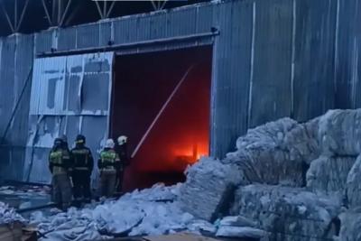 Пожар в ангаре на улице Товарной в Самаре локализовали вечером 15 мая