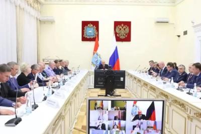 В Самаре губернатор провел оперативное совещание: обсуждался капремонт больниц и школ
