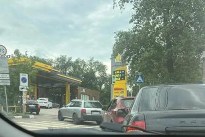 На АЗС на Ново-Вокзальной в Самаре образовалась очередь из автомобилей