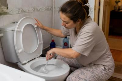 1 стакан в унитаз на ночь - и налёт отступает: простой способ вернуть унитазу белизну без долгого оттирания